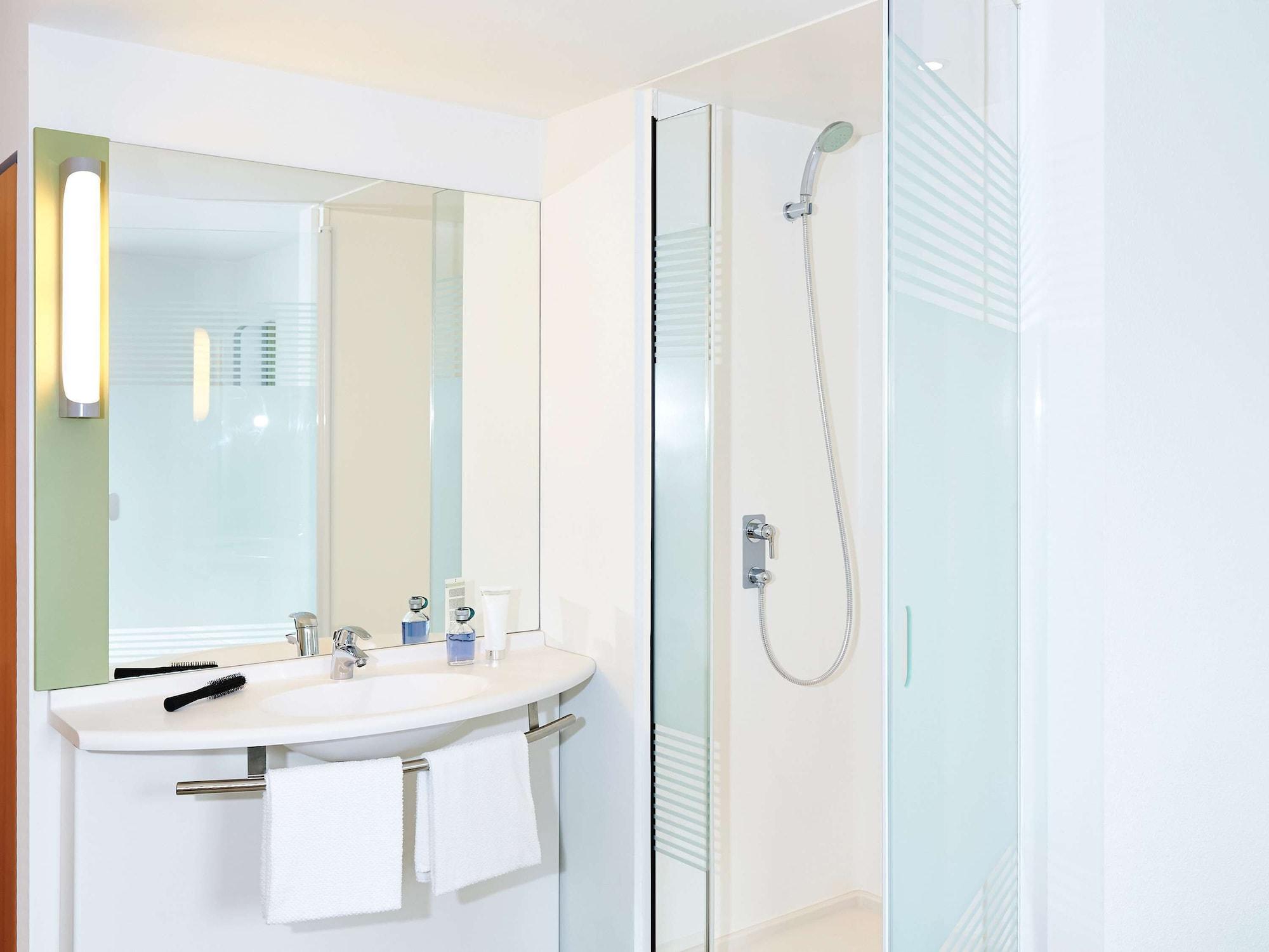 Ibis Budget Zurich City West Esterno foto