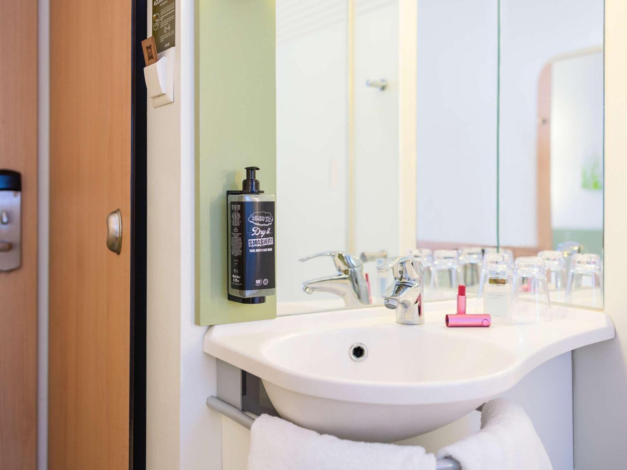 Ibis Budget Zurich City West Esterno foto